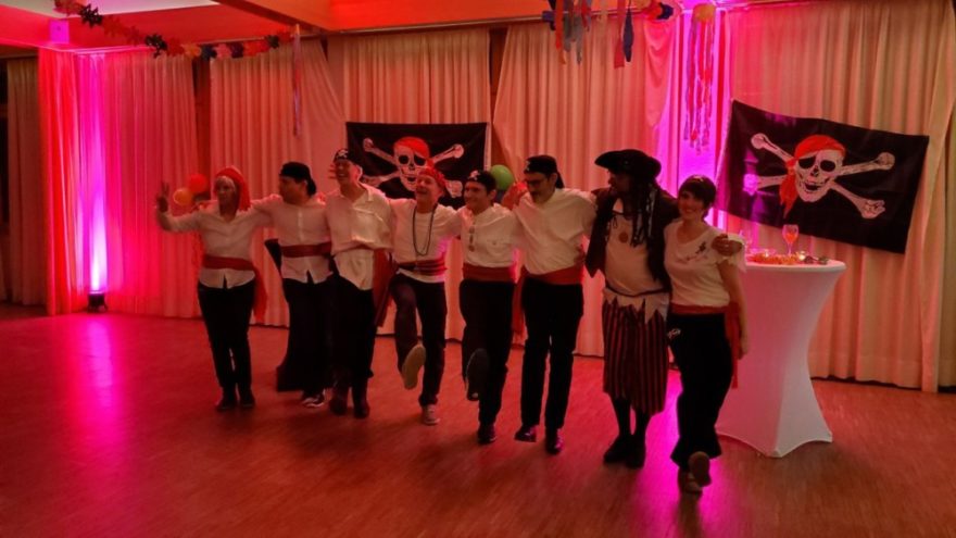 Endlich wieder Fasching im Roncallihaus! 3 2023 02 13 19.21.43 - Nach vielen Jahren Pause konnte mal wieder ein großer Fasching der Pfarrgemeinde statt finden. Am 11. Februar fanden sich viele Piraten, einige Hexen, Drachen, Clowns und viele weitere toll kostümierte Feierwillige im Roncallihaus ein und tanzten zur schmissigen Partymusik der DJs Marco, Raimund und Benji. Zwischendurch wurden die tanzenden Piraten bei ihrer Einlage begeistert beklatscht und die Damen von der Cocktailbar mixten was die Flaschen hergaben. Ein ausgelassener fröhlicher Abend, der noch lange in Erinnerung bleiben wird und zur Wiederholung im nächsten Jahr anregt.