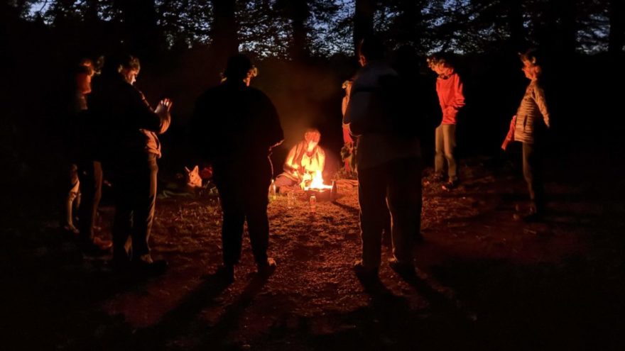 250430 Walpurgisnacht RN03 - 11 Frauen des Frauenbundes machten sich mit Petra alias Pimpernella Pumpelsack auf den Weg zu einem ganz besonderen Abend. Rund um die Ilkahöhe sind ganz besondere Schwingungen und diesen gingen wir auf den Grund. Wir spürten die Kraft der Bäume, sammelten Naturgegenstände und meditierten darüber, genossen eine Naturbrotzeit im dunklen Dickicht und auf dem Gipfel der Ilkahöhe tanzten wir ums Feuer, sangen und schauten die leuchtenden Sterne an. Jede Frau ist einzigartig und alle hatten ihren Platz. So bedankte sich hinterher jede bei jeder und hatte ein ganz feierliches Gefühl im Bauch. Ein rundum gelungener, ganz besonderer Abend, den wir alle so schnell nicht vergessen werden. Danke unserer Oberhexe!