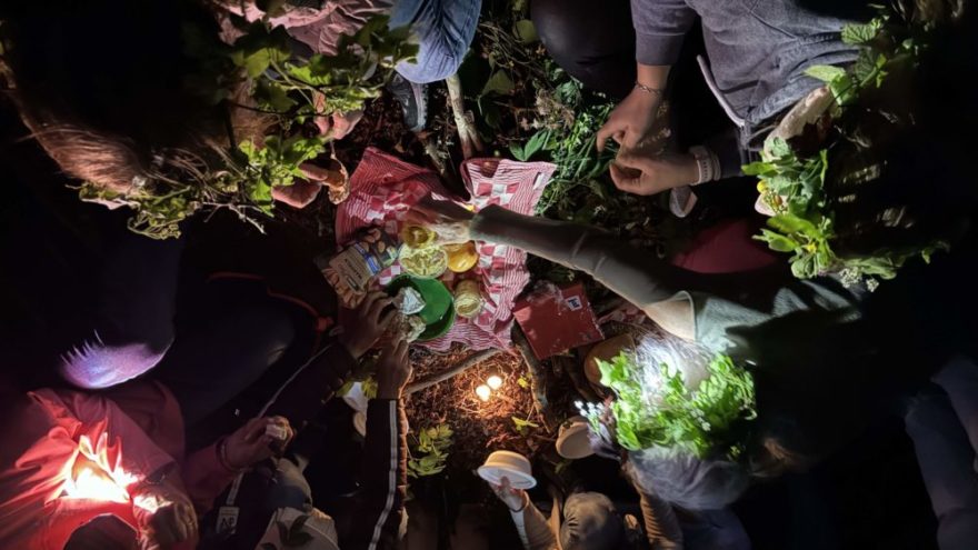 250430 Walpurgisnacht RN04 - 11 Frauen des Frauenbundes machten sich mit Petra alias Pimpernella Pumpelsack auf den Weg zu einem ganz besonderen Abend. Rund um die Ilkahöhe sind ganz besondere Schwingungen und diesen gingen wir auf den Grund. Wir spürten die Kraft der Bäume, sammelten Naturgegenstände und meditierten darüber, genossen eine Naturbrotzeit im dunklen Dickicht und auf dem Gipfel der Ilkahöhe tanzten wir ums Feuer, sangen und schauten die leuchtenden Sterne an. Jede Frau ist einzigartig und alle hatten ihren Platz. So bedankte sich hinterher jede bei jeder und hatte ein ganz feierliches Gefühl im Bauch. Ein rundum gelungener, ganz besonderer Abend, den wir alle so schnell nicht vergessen werden. Danke unserer Oberhexe!
