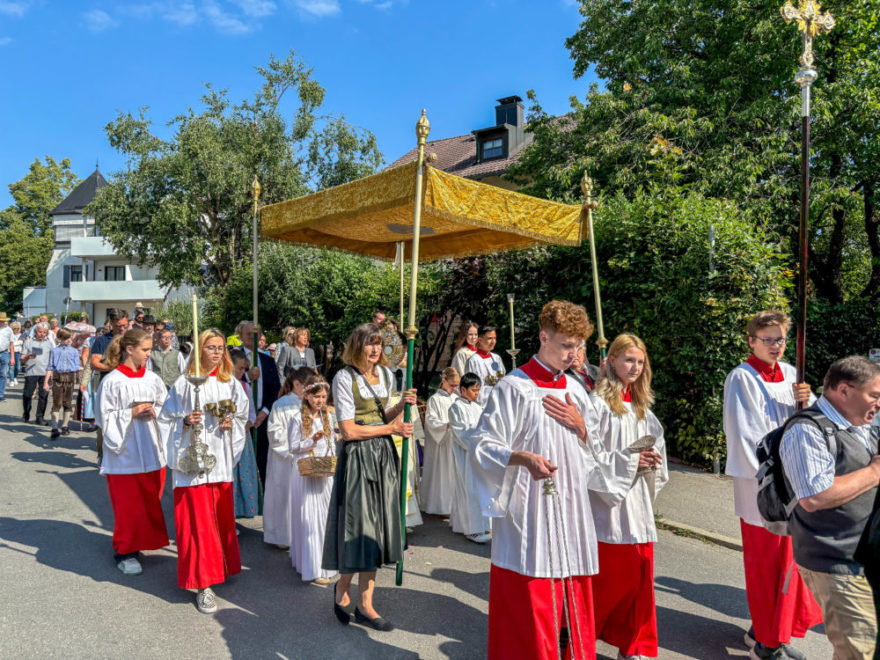 Fronleichnamsprozession – gelebter Glaube in der Gemeinde 1 2025 06 19 Fronleichnam Marius Cammerer 6822 - Bei strahlendem Sonnenschein und sommerlichen Temperaturen versammelten sich am Donnerstag zahlreiche Gläubige zur traditionellen Fronleichnamsprozession. Der feierliche Tag begann mit einem Gottesdienst vor dem örtlichen Krankenhaus, bevor sich der festliche Zug durch die Straßen der Gemeinde bewegte.