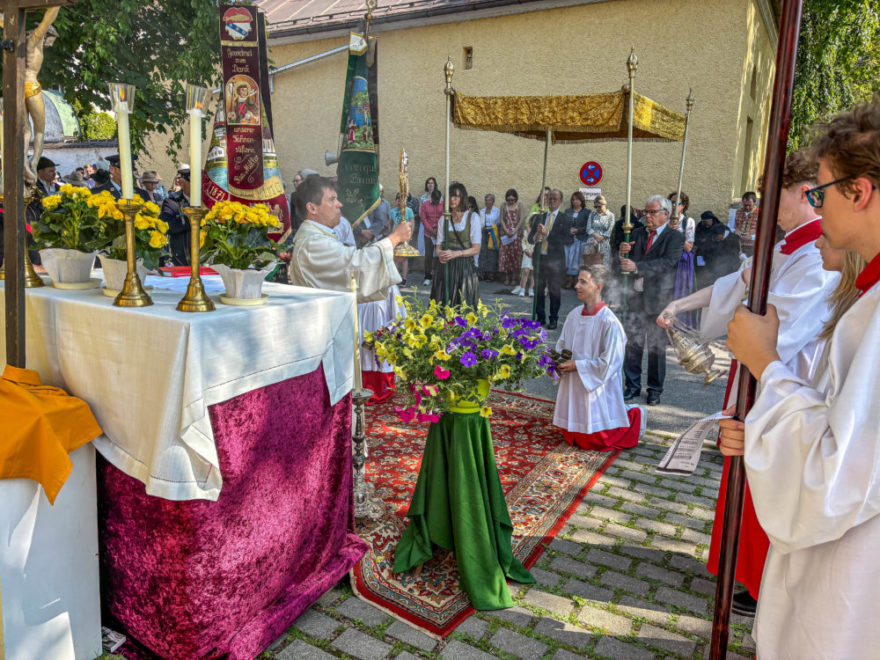 Fronleichnamsprozession – gelebter Glaube in der Gemeinde 2 2025 06 19 Fronleichnam Marius Cammerer 6832 - Bei strahlendem Sonnenschein und sommerlichen Temperaturen versammelten sich am Donnerstag zahlreiche Gläubige zur traditionellen Fronleichnamsprozession. Der feierliche Tag begann mit einem Gottesdienst vor dem örtlichen Krankenhaus, bevor sich der festliche Zug durch die Straßen der Gemeinde bewegte.