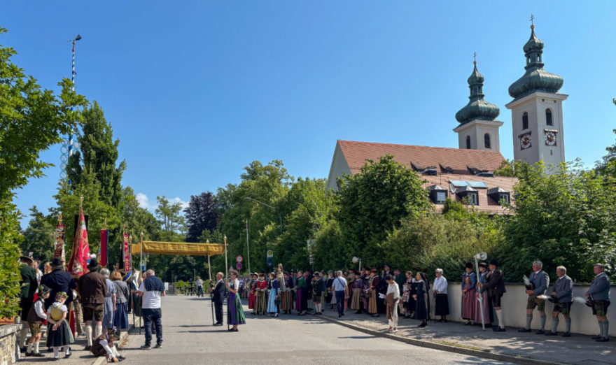 Fronleichnamsprozession – gelebter Glaube in der Gemeinde 3 2025 06 19 Fronleichnam Marius Cammerer 6846 - Bei strahlendem Sonnenschein und sommerlichen Temperaturen versammelten sich am Donnerstag zahlreiche Gläubige zur traditionellen Fronleichnamsprozession. Der feierliche Tag begann mit einem Gottesdienst vor dem örtlichen Krankenhaus, bevor sich der festliche Zug durch die Straßen der Gemeinde bewegte.