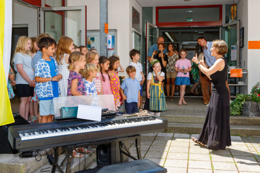 Buntes Pfarrfest begeistert Jung und Alt 5 2025 06 29 Pfarrfest Marius Cammerer 6481 - Mit einem farbenfrohen Gottesdienst wurde am Sonntag, 29. Juni 2025 das diesjährige Pfarrfest feierlich eröffnet. Der Kinderchor und die Blue Notes sorgten für die musikalische Begleitung und Pfarrer Peter Seidel freute sich über die zahlreiche Beteiligung von Jung und Alt seiner Pfarrgemeinde.
