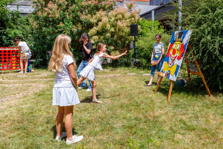 Buntes Pfarrfest begeistert Jung und Alt 9 2025 06 29 Pfarrfest Marius Cammerer 6535 - Mit einem farbenfrohen Gottesdienst wurde am Sonntag, 29. Juni 2025 das diesjährige Pfarrfest feierlich eröffnet. Der Kinderchor und die Blue Notes sorgten für die musikalische Begleitung und Pfarrer Peter Seidel freute sich über die zahlreiche Beteiligung von Jung und Alt seiner Pfarrgemeinde.