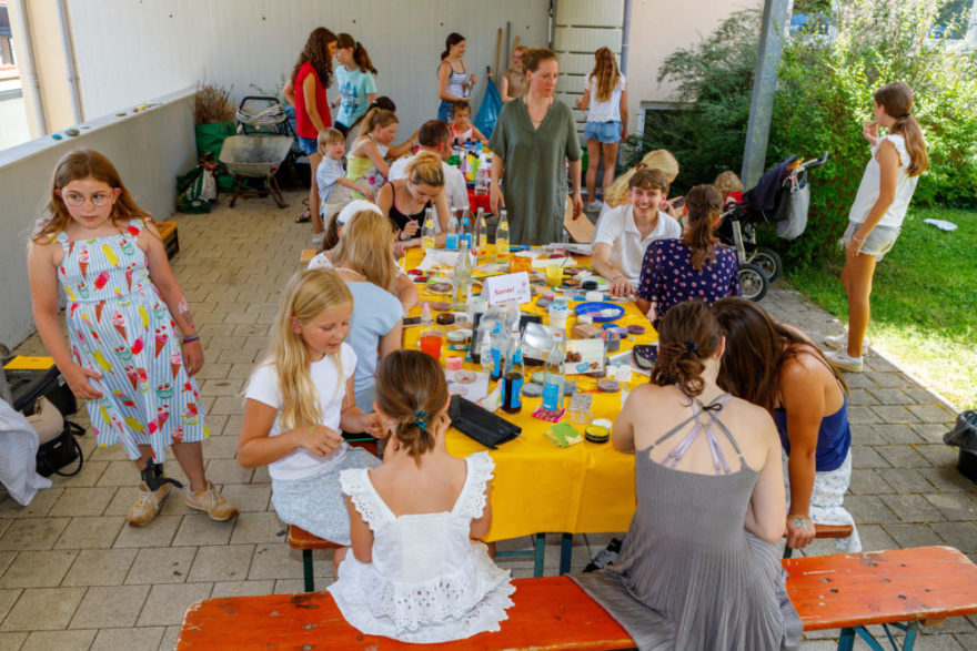 Buntes Pfarrfest begeistert Jung und Alt 7 2025 06 29 Pfarrfest Marius Cammerer 6557 1 - Mit einem farbenfrohen Gottesdienst wurde am Sonntag, 29. Juni 2025 das diesjährige Pfarrfest feierlich eröffnet. Der Kinderchor und die Blue Notes sorgten für die musikalische Begleitung und Pfarrer Peter Seidel freute sich über die zahlreiche Beteiligung von Jung und Alt seiner Pfarrgemeinde.