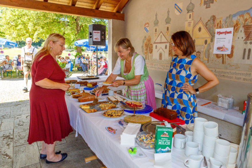 Buntes Pfarrfest begeistert Jung und Alt 3 2025 06 29 Pfarrfest Marius Cammerer 6577 - Mit einem farbenfrohen Gottesdienst wurde am Sonntag, 29. Juni 2025 das diesjährige Pfarrfest feierlich eröffnet. Der Kinderchor und die Blue Notes sorgten für die musikalische Begleitung und Pfarrer Peter Seidel freute sich über die zahlreiche Beteiligung von Jung und Alt seiner Pfarrgemeinde.