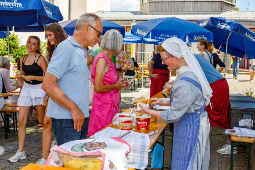 Buntes Pfarrfest begeistert Jung und Alt 2 2025 06 29 Pfarrfest Marius Cammerer 6580 - Mit einem farbenfrohen Gottesdienst wurde am Sonntag, 29. Juni 2025 das diesjährige Pfarrfest feierlich eröffnet. Der Kinderchor und die Blue Notes sorgten für die musikalische Begleitung und Pfarrer Peter Seidel freute sich über die zahlreiche Beteiligung von Jung und Alt seiner Pfarrgemeinde.