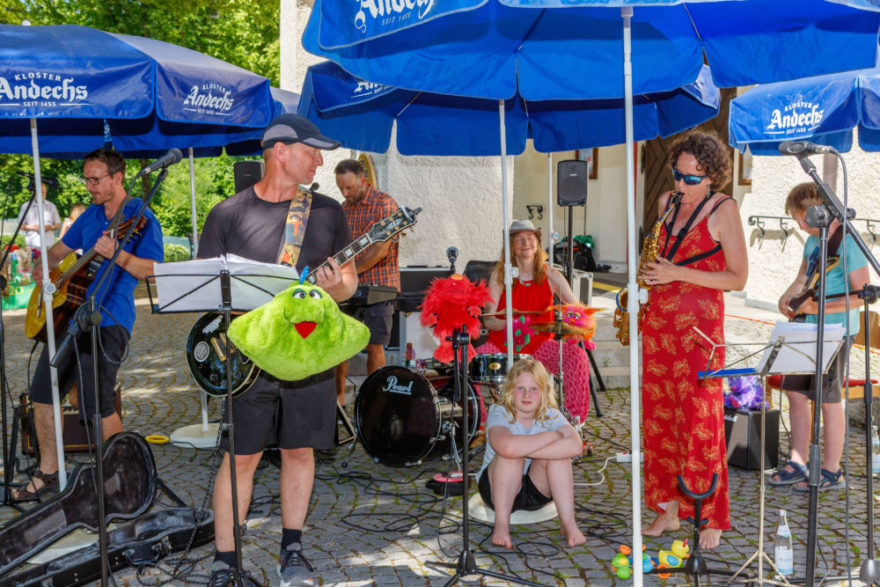 Buntes Pfarrfest begeistert Jung und Alt 4 2025 06 29 Pfarrfest Marius Cammerer 6623 - Mit einem farbenfrohen Gottesdienst wurde am Sonntag, 29. Juni 2025 das diesjährige Pfarrfest feierlich eröffnet. Der Kinderchor und die Blue Notes sorgten für die musikalische Begleitung und Pfarrer Peter Seidel freute sich über die zahlreiche Beteiligung von Jung und Alt seiner Pfarrgemeinde.