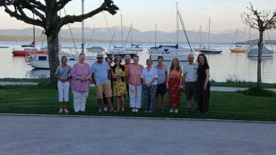 Frauenbund spielt Boule an der Brahmspromenade 1 250624 KDFB Boule - Ein Hauch von Südfrankreich lag am Dienstagabend, dem 24. Juni über der Brahmspromenade: Beim gemeinsamen Boule-Spiel lernten Interessierte nicht nur die Regeln des beliebten Kugelspiels kennen, sondern erfuhren auch Spannendes zur Geschichte des Boule. Heiner Aldebert aus dem Tutzinger Boule-Club vermittelte anschaulich die Ursprünge und Traditionen des Spiels.