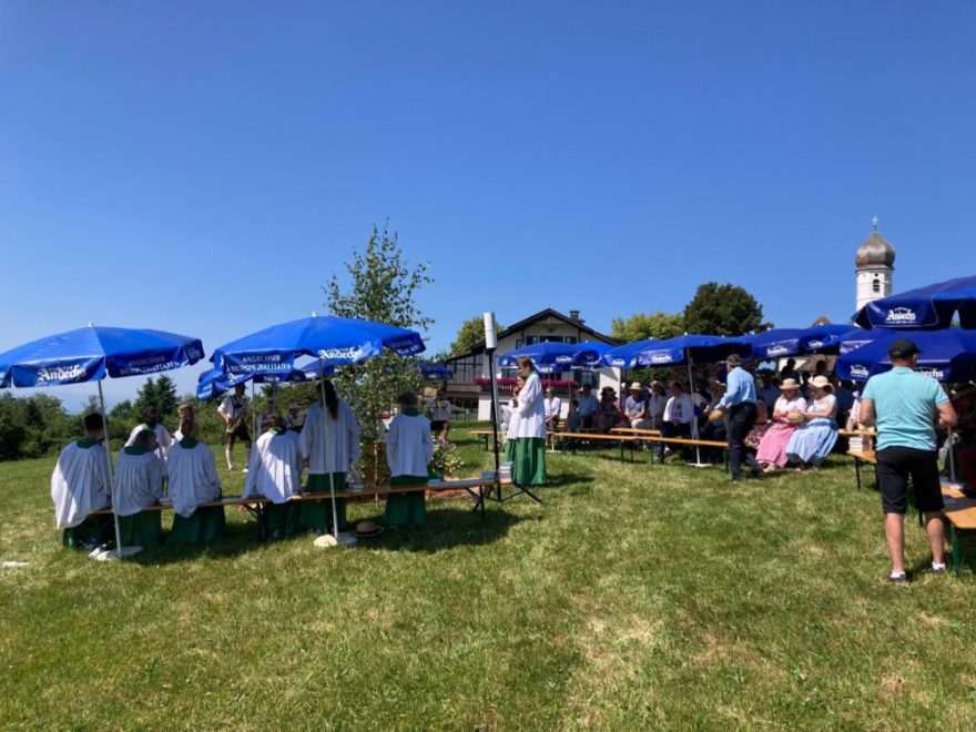 Bergmesse auf der Ilkahöhe begeistert Gläubige 1 250713 Bergmesse 02 - Bei strahlendem Sonnenschein und sommerlichen Temperaturen fand am Sonntag 22. Juni 2025 die traditionelle Bergmesse auf der Ilkahöhe statt. Der beliebte Aussichtspunkt oberhalb von Tutzing bot nicht nur ein beeindruckendes Panorama über die Voralpen, sondern auch den feierlichen Rahmen für einen stimmungsvollen Gottesdienst unter freiem Himmel.