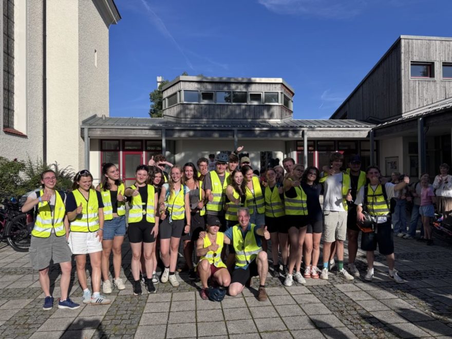Fünf Tage Freiheit auf zwei Rädern – Die Radlfreizeit der Pfarrei St. Joseph 1 IMG 3303 - Wenn 51 Kinder, begleitet von 27 motivierten Betreuern zwischen 15 und 24 Jahren, aufs Rad steigen, ist klar: Da wird’s bunt, laut und richtig lustig. Vom 3. bis 7. August ging es für die Radlfreizeit der Pfarrei St. Joseph Tutzing quer durchs Fünfseenland, organisiert und geleitet von Pastoralreferent Stefan Petry und seinem engagierten Team.