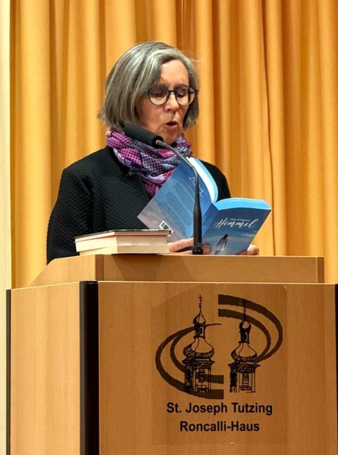 “Inklusion und andere fromme Wünsche“ 1 250917 KDFB Lesung Koch RN01 - Dies war der Titel einer Lesung mit Maria M. Koch am 17. September 2025 im Roncallihaus Tutzing – einem Abend voller Nachdenklichkeit, Hoffnung und gelebter Inklusion. Mit bewegenden Worten und eindrucksvoller Offenheit las die Sozialpädagogin und Autorin im Gemeindehaus aus ihren Werken.Der Frauenbund hatte eingeladen – und zahlreiche Zuhörerinnen und Zuhörer folgten dem Ruf, um einem besonderen Lebensweg zu lauschen.