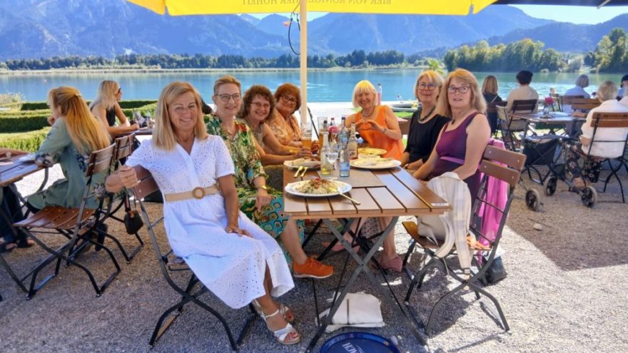 Frauenbund-Tag in Füssen 1 250920 Frauenbundtag Fuessen MH02 - Ein besonderes Erlebnis war wieder der Frauenbund-Tag in Füssen am 20. September 2025, zu dem rund 700 Frauen aus ganz Bayern zusammen kamen. Auch eine Gruppe unseres örtlichen Frauenbundes machte sich auf den Weg in das idyllisch gelegene Festspielhaus – mit Blick auf das märchenhafte Schloss Neuschwanstein und bei herrlichem Spätsommerwetter.