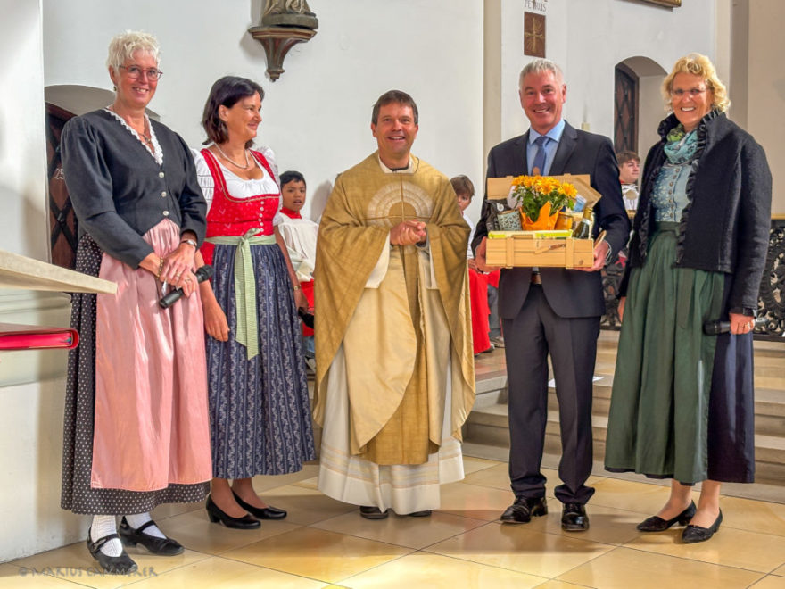 20 Jahre voller Engagement und Herzblut – Pfarrgemeinde feiert Stefan Petry 2 2025 10 12 Kirchweih Marius Cammerer 8239 - Im feierlichen Kirchweihgottesdienst konnte die Pfarrgemeinde Stefan Petry zum 20jährigen Dienstjubiläum gratulieren.