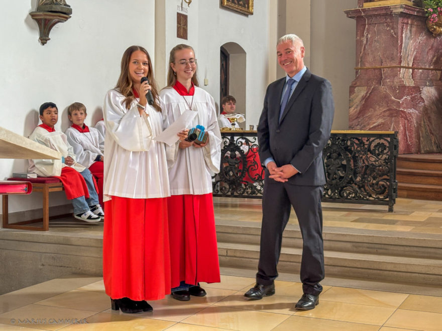 20 Jahre voller Engagement und Herzblut – Pfarrgemeinde feiert Stefan Petry 1 2025 10 12 Kirchweih Marius Cammerer 8242 - Im feierlichen Kirchweihgottesdienst konnte die Pfarrgemeinde Stefan Petry zum 20jährigen Dienstjubiläum gratulieren.