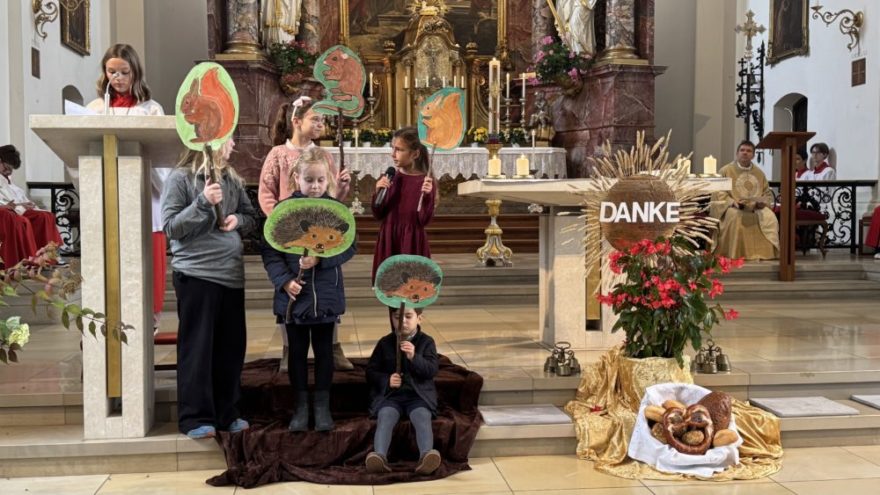 Erntedank – Ein Fest der Dankbarkeit für Groß und Klein 1 251005 Erntedank RN04 - Am Sonntag, 5. Oktober 2025 fand in der festlich geschmückten Kirche St. Joseph Tutzing der diesjährige Erntedankgottesdienst statt. Der reich bestückte Altar mit bunten Kürbissen, frischem Gemüse, duftendem Brot und leuchtenden Blumen war ein beeindruckender Blickfang und erinnerte an die Fülle der Erntezeit.