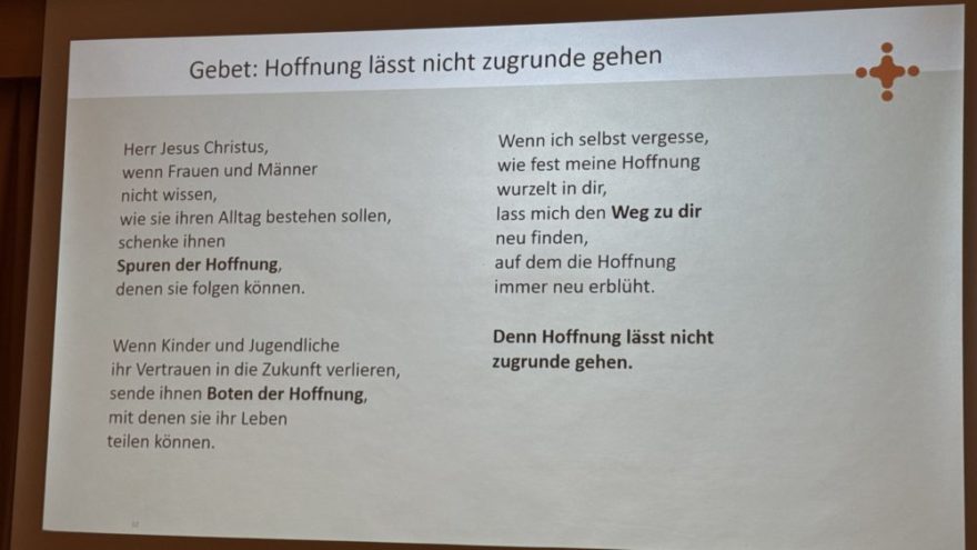 Vortragsabend zur Weltmission 2 251008 Missio SrAilyn Manila RN04 - Am 8. Oktober 2025, im Monat der Weltmission, durften wir einen ganz besonderen Vortragsabend erleben: Zu Gast war Sr. Ailyn Binco von den Good Shepherd Sisters aus Manila auf den Philippinen. Sie arbeitet in einem Schutzhaus für schwer traumatisierte Mädchen und Frauen – einem Ort, der nicht nur Schutz bietet, sondern auch Hoffnung, Bildung und Heilung ermöglicht.