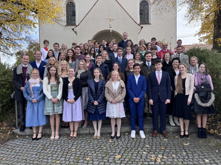 IMG 5111 - 27 Jugendliche aus der Pfarrei St. Joseph haben am Sonntag, den 19. Oktober, das Sakrament der Firmung empfangen. Gespendet wurde es von Abt Johannes Eckert OSB, dem Abt von St. Bonifaz in München und Andechs. In seiner mitreißenden und lebensnahen Predigt fand der Abt eindrucksvolle Worte, um den jungen Menschen die Bedeutung des Heiligen Geistes in ihrem Leben nahezubringen – und das mit einem überraschenden Bezug zu einem modernen Popsong: „O komm, tau mich auf“ von Zartmann.