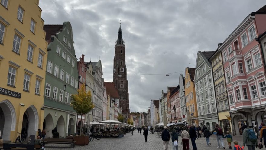 2025 10 18 KDFB Landshut RN05 - Im Oktober 2025 fuhr eine Gruppe des Frauenbund Tutzing nach Landshut. Die Stadtführerin Jutta Beer vom Tourismusbüro der Stadt empfing uns sehr herzlich. Wir gingen zunächst in den Rathaussaal, der mit Wandmalereien der Landshuter Hochzeit ausgestattet und bereits 140 Jahre alt ist. Hier wurden damals wichtige Entscheidungen getroffen. Heute finden hier Konzerte und Empfänge statt. Wir erfuhren allerlei nette Geschichten und Bräuche der damaligen Zeit, so zum Beispiel, dass die Hochzeit vor 500 Jahren die teuerste und größte mit 10.000 Gästen war, eine Woche gedauert hat und umgerechnet 20 Mio Euro gekostet hat. Die Stadt hatte Geld, da hier die Steuer und der Zoll erfunden wurden. Sie erzählte uns, dass die polnische Braut mit 18 Jahren schon zu alt war, aber der Herzog auch erst 20 war und so es ein guter Start für die Ehe war. Am Hochzeitstag gab es ein 35-Gänge Menü und wir stellten uns vor, wie man so viel Essen kann und wie man sich dabei wohl fühlt.