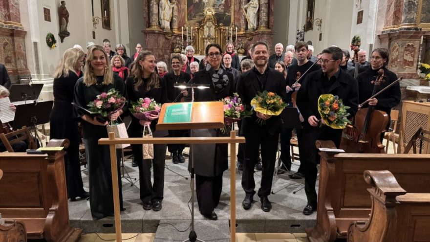 „Meine Seele erhebt den Herrn“ - Konzert des Kirchenchores 4 2025 11 09 Kirchenchorkonzert RN03 - „Meine Seele erhebt den Herrn“ … zusammen mit 25 Sängern des Kirchenchores St. Joseph und fast ebenso vielen Streichern/Bläsern und Solisten durften wir die voll besetzte Kirche St. Joseph mit dem Lob Mariens erklingen lassen.