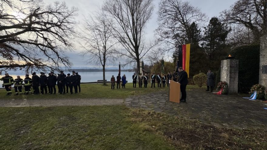 2025 11 16 Volkstrauertag RN02 - Der Volkstrauertag ist ein stiller, aber kraftvoller Moment der Besinnung, an dem wir der Opfer von Krieg und Gewalt gedenken und zugleich für den Frieden in der Welt einstehen. In diesem Jahr predigte der Pfarrer Peter Seidel zum Sonntagsevangelium aus dem Lukasevangelium (Lk 21,28) und erinnerte daran, dass kein Stein auf dem anderen bleiben wird. Diese Worte, die von Jesus gesprochen wurden, symbolisieren die Vergänglichkeit und die Unsicherheit der Welt. Der Tempel, ein Ort, der den Menschen als Zentrum ihres Glaubens und ihrer Sicherheit galt, war damals von unschätzbarem Wert. Doch als dieser Tempel zerstört wurde, wurde auch das Vertrauen in die scheinbar stabile Ordnung erschüttert.
