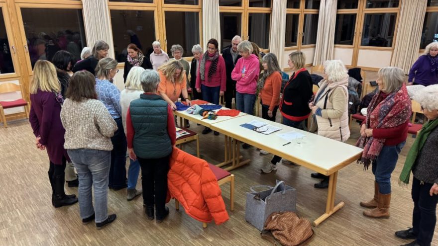 2025 11 18 19.46.35 - Am 18. November bot der Frauenbund Tutzing im Roncallihaus Tutzing einen spannenden Vortrag über die "Kraft der Farben" an, zu dem 23 Frauen und ein Mann erschienen. Die Referentin Petra Wurdack aus Pähl, eine erfahrene Maskenbildnerin/Visagistin und Expertin für Integrale Farbberatung, teilte ihr Wissen aus über 25 Jahren Berufserfahrung und zeigte, wie Farben nicht nur unser äußeres Erscheinungsbild, sondern auch unser Inneres und unser Verhalten beeinflussen können.