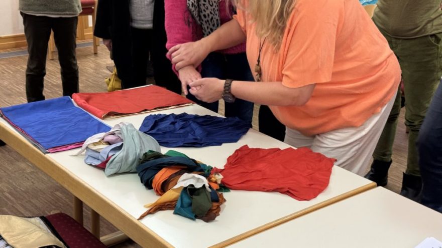 2025 11 18 19.47.53 - Am 18. November bot der Frauenbund Tutzing im Roncallihaus Tutzing einen spannenden Vortrag über die "Kraft der Farben" an, zu dem 23 Frauen und ein Mann erschienen. Die Referentin Petra Wurdack aus Pähl, eine erfahrene Maskenbildnerin/Visagistin und Expertin für Integrale Farbberatung, teilte ihr Wissen aus über 25 Jahren Berufserfahrung und zeigte, wie Farben nicht nur unser äußeres Erscheinungsbild, sondern auch unser Inneres und unser Verhalten beeinflussen können.