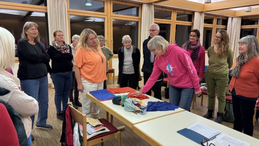 2025 11 18 19.49.31 - Am 18. November bot der Frauenbund Tutzing im Roncallihaus Tutzing einen spannenden Vortrag über die "Kraft der Farben" an, zu dem 23 Frauen und ein Mann erschienen. Die Referentin Petra Wurdack aus Pähl, eine erfahrene Maskenbildnerin/Visagistin und Expertin für Integrale Farbberatung, teilte ihr Wissen aus über 25 Jahren Berufserfahrung und zeigte, wie Farben nicht nur unser äußeres Erscheinungsbild, sondern auch unser Inneres und unser Verhalten beeinflussen können.