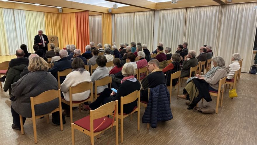 2025 11 28 OekForum RN01 - Beim ökumenischen Vortragsabend am Freitag, 28. November 2025 im Roncallihaus Tutzing begrüßte Pfarrerin Beate Frankenberger die zahlreich erschienenen Gäste und stellte den Referenten vor: Prof. Dr. Dr. h.c. Gunther Wenz, renommierter evangelischer Theologe und langjähriger Professor an der Ludwig-Maximilians-Universität München. Sein Thema traf auf großes Interesse – nicht zuletzt, weil derzeit auch Papst Leo an den Jubiläumsfeierlichkeiten beteiligt ist. Anlass ist das 1700-jährige Gedenken an das Konzil von Nicäa.