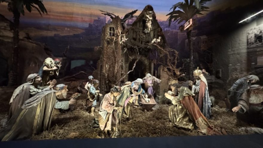 251129 Krippenausstellung RN03 - Der Frauenbund Tutzing unternahm am Samstag, 29. November 2025 einen beeindruckenden Besuch der Krippenausstellung im Nationalmuseum München. Frau Dr. Mayerhofer, Kunsthistorikerin des Hauses, führte die Gruppe fachkundig durch die bedeutende Dauerausstellung – die älteste und umfassendste Krippensammlung weltweit. Sie vereint Exponate aus Bayern, Tirol sowie aus verschiedenen Regionen Italiens bis hinunter nach Sizilien.