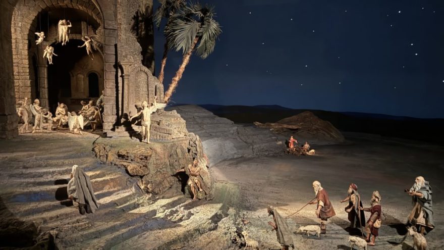 251129 Krippenausstellung RN05 - Der Frauenbund Tutzing unternahm am Samstag, 29. November 2025 einen beeindruckenden Besuch der Krippenausstellung im Nationalmuseum München. Frau Dr. Mayerhofer, Kunsthistorikerin des Hauses, führte die Gruppe fachkundig durch die bedeutende Dauerausstellung – die älteste und umfassendste Krippensammlung weltweit. Sie vereint Exponate aus Bayern, Tirol sowie aus verschiedenen Regionen Italiens bis hinunter nach Sizilien.