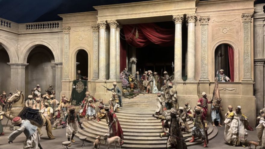 251129 Krippenausstellung RN06 - Der Frauenbund Tutzing unternahm am Samstag, 29. November 2025 einen beeindruckenden Besuch der Krippenausstellung im Nationalmuseum München. Frau Dr. Mayerhofer, Kunsthistorikerin des Hauses, führte die Gruppe fachkundig durch die bedeutende Dauerausstellung – die älteste und umfassendste Krippensammlung weltweit. Sie vereint Exponate aus Bayern, Tirol sowie aus verschiedenen Regionen Italiens bis hinunter nach Sizilien.