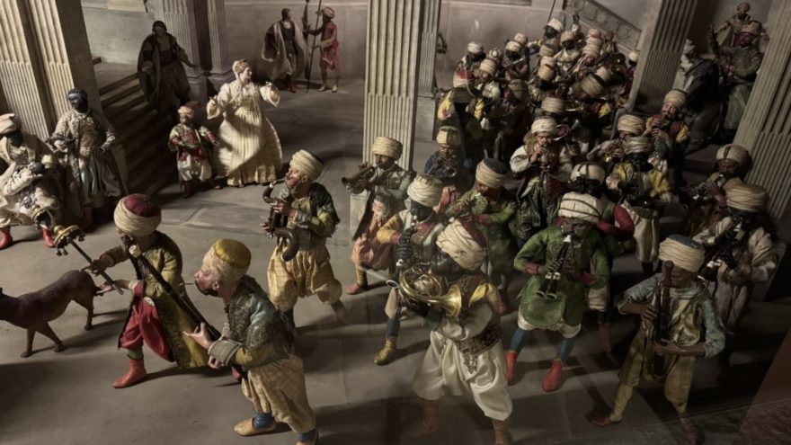 251129 Krippenausstellung RN07 - Der Frauenbund Tutzing unternahm am Samstag, 29. November 2025 einen beeindruckenden Besuch der Krippenausstellung im Nationalmuseum München. Frau Dr. Mayerhofer, Kunsthistorikerin des Hauses, führte die Gruppe fachkundig durch die bedeutende Dauerausstellung – die älteste und umfassendste Krippensammlung weltweit. Sie vereint Exponate aus Bayern, Tirol sowie aus verschiedenen Regionen Italiens bis hinunter nach Sizilien.