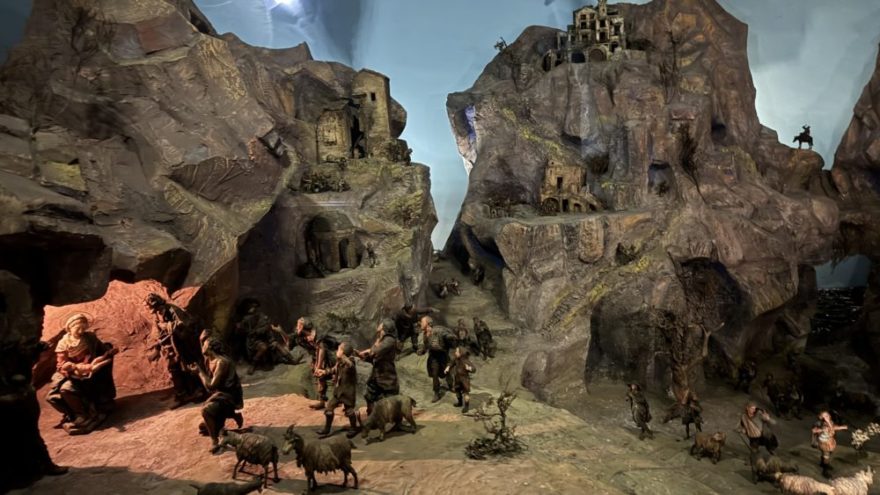 251129 Krippenausstellung RN08 - Der Frauenbund Tutzing unternahm am Samstag, 29. November 2025 einen beeindruckenden Besuch der Krippenausstellung im Nationalmuseum München. Frau Dr. Mayerhofer, Kunsthistorikerin des Hauses, führte die Gruppe fachkundig durch die bedeutende Dauerausstellung – die älteste und umfassendste Krippensammlung weltweit. Sie vereint Exponate aus Bayern, Tirol sowie aus verschiedenen Regionen Italiens bis hinunter nach Sizilien.