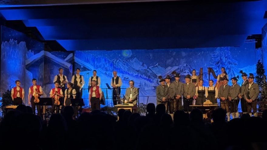 2025 12 13 KDFB Hindelang2 - Endlich war es so weit. Am 13. Dezember brachen wir mit drei Autos zum lang geplanten Ausflug nach Bad Hindelang auf. Es war gutes Wetter und wir kamen um 15 Uhr dort an. Es erwartete uns ein Weihnachtsdorf. Alle Straßen waren von Buden umsäumt, überall roch es nach leckeren Naschereien, Punsch, Glühwein und anderen heißen Getränken. Schöne Stände mit Handwerksarbeiten brachten uns zum Schwärmen und wir wurden natürlich hier und da zum kaufen verführt. Wir begegneten dem Christkind mit seinen Engeln und als es dunkel wurde, funkelten die Adventslichter und tauchten den ganzen Ort in eine heimelige Atmosphäre.