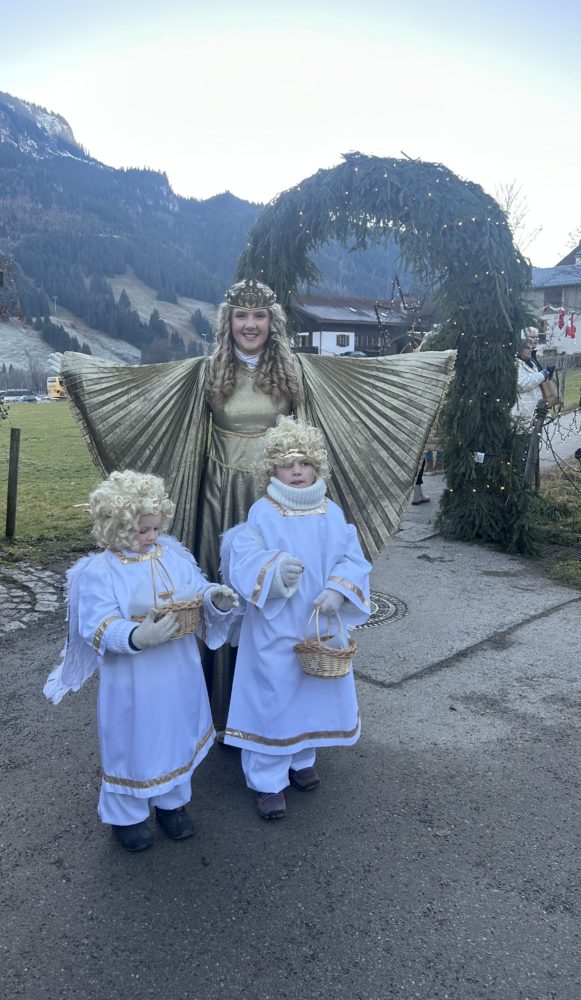 2025 12 13 KDFB Hindelang3 2 - Endlich war es so weit. Am 13. Dezember brachen wir mit drei Autos zum lang geplanten Ausflug nach Bad Hindelang auf. Es war gutes Wetter und wir kamen um 15 Uhr dort an. Es erwartete uns ein Weihnachtsdorf. Alle Straßen waren von Buden umsäumt, überall roch es nach leckeren Naschereien, Punsch, Glühwein und anderen heißen Getränken. Schöne Stände mit Handwerksarbeiten brachten uns zum Schwärmen und wir wurden natürlich hier und da zum kaufen verführt. Wir begegneten dem Christkind mit seinen Engeln und als es dunkel wurde, funkelten die Adventslichter und tauchten den ganzen Ort in eine heimelige Atmosphäre.