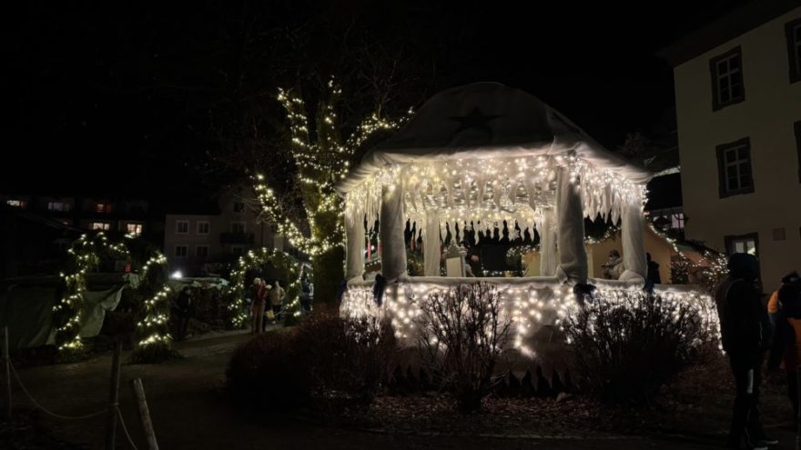 2025 12 13 KDFB Hindelang7 - Endlich war es so weit. Am 13. Dezember brachen wir mit drei Autos zum lang geplanten Ausflug nach Bad Hindelang auf. Es war gutes Wetter und wir kamen um 15 Uhr dort an. Es erwartete uns ein Weihnachtsdorf. Alle Straßen waren von Buden umsäumt, überall roch es nach leckeren Naschereien, Punsch, Glühwein und anderen heißen Getränken. Schöne Stände mit Handwerksarbeiten brachten uns zum Schwärmen und wir wurden natürlich hier und da zum kaufen verführt. Wir begegneten dem Christkind mit seinen Engeln und als es dunkel wurde, funkelten die Adventslichter und tauchten den ganzen Ort in eine heimelige Atmosphäre.
