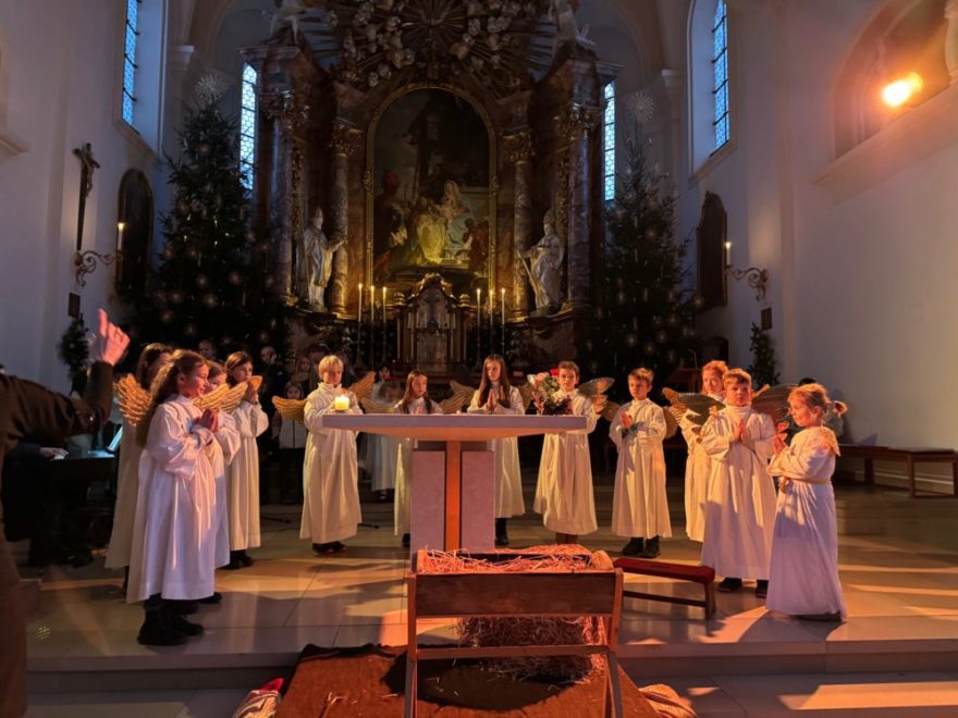 Weihnachtszeit in St. Joseph – „Da geht uns SEIN Licht auf!“ 2 2025 12 24 Kindermette12 - Unter dem Leitwort „Da geht uns SEIN Licht auf!“ stand in diesem Jahr der Weihnachtspfarrbrief unserer Pfarrgemeinde. Der Heilige Abend in unserer festlich geschmückten „Weihnachtskirche“ mit dem Altarbild von Tiepolo ist jedes Jahr etwas ganz Besonderes: Vier Weihnachtsbäume und die Heilige Familie in der Mitte ließen Herzen aufgehen – Weihnachten konnte beginnen.
