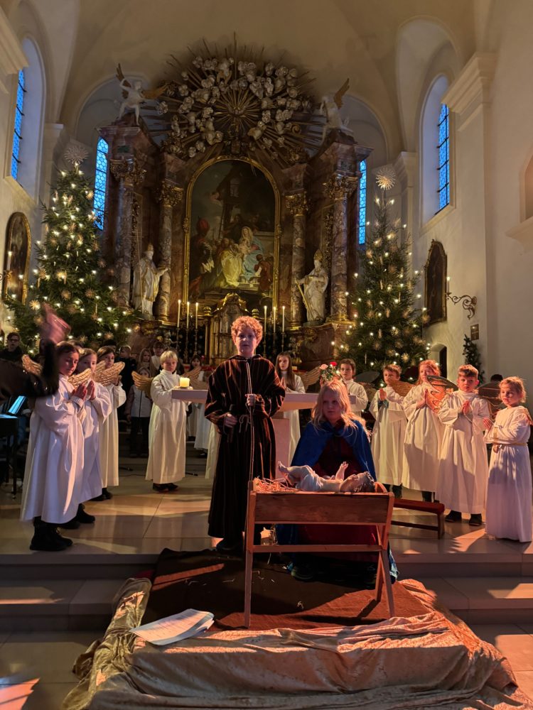 Weihnachtszeit in St. Joseph – „Da geht uns SEIN Licht auf!“ 1 2025 12 24 Kindermette14 - Unter dem Leitwort „Da geht uns SEIN Licht auf!“ stand in diesem Jahr der Weihnachtspfarrbrief unserer Pfarrgemeinde. Der Heilige Abend in unserer festlich geschmückten „Weihnachtskirche“ mit dem Altarbild von Tiepolo ist jedes Jahr etwas ganz Besonderes: Vier Weihnachtsbäume und die Heilige Familie in der Mitte ließen Herzen aufgehen – Weihnachten konnte beginnen.
