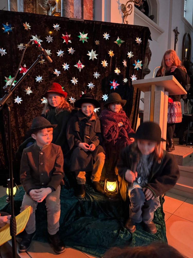 Weihnachtszeit in St. Joseph – „Da geht uns SEIN Licht auf!“ 3 2025 12 24 Kindermette5 - Unter dem Leitwort „Da geht uns SEIN Licht auf!“ stand in diesem Jahr der Weihnachtspfarrbrief unserer Pfarrgemeinde. Der Heilige Abend in unserer festlich geschmückten „Weihnachtskirche“ mit dem Altarbild von Tiepolo ist jedes Jahr etwas ganz Besonderes: Vier Weihnachtsbäume und die Heilige Familie in der Mitte ließen Herzen aufgehen – Weihnachten konnte beginnen.