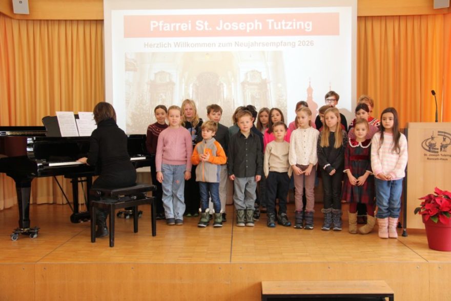 20260111 NJE Ul 021 50 - Mit einem feierlichen Gottesdienst begann am Sonntag, dem 11. Januar 2026, der Neujahrsempfang der Pfarrgemeinde St. Joseph Tutzing am Fest der Taufe Jesu. In seiner Predigt stellte der Pfarrer Peter Seidel das Thema der persönlichen Berufung in den Mittelpunkt. Jeder Mensch sei von Gott beim Namen gerufen, von Anfang an in schöpferischer Liebe gewollt, einzigartig und mit besonderen Gaben ausgestattet. Auftrag aller sei es, diesen „göttlichen Samen“, wie es bereits das Zweite Vatikanische Konzil betont, zur Entfaltung zu bringen – überall dort, wo wir leben, arbeiten und wirken.