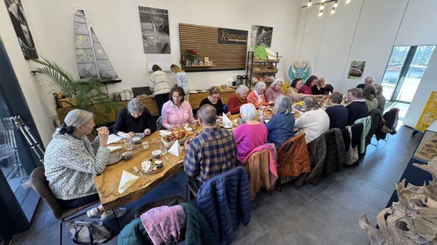 2026 03 13 Baeckerei 02 - Am 13. März 2026 unternahm der Frauenbund Tutzing einen Ausflug nach Pähl, um die neue Produktionshalle der Bäckerei Kasprowicz zu besichtigen. Die Führung übernahm Andreas Eggert aus der Verwaltung, der früher selbst in der Produktion tätig war und heute mit großer Begeisterung Besuchergruppen durch den Betrieb führt. Er berichtete über die Entwicklung des Familienunternehmens, das vor rund 50 Jahren von Fritz Kasprowicz und seinem Sohn Julian in Inning gegründet wurde, später in Kerschlach ansässig war und seit 2004 in Pähl produziert. Die moderne Produktionshalle erleichtert viele Arbeitsabläufe und hilft, das körperlich anspruchsvolle Bäckerhandwerk für die Mitarbeiter angenehmer zu gestalten.
