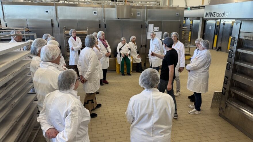 2026 03 13 Baeckerei 05 - Am 13. März 2026 unternahm der Frauenbund Tutzing einen Ausflug nach Pähl, um die neue Produktionshalle der Bäckerei Kasprowicz zu besichtigen. Die Führung übernahm Andreas Eggert aus der Verwaltung, der früher selbst in der Produktion tätig war und heute mit großer Begeisterung Besuchergruppen durch den Betrieb führt. Er berichtete über die Entwicklung des Familienunternehmens, das vor rund 50 Jahren von Fritz Kasprowicz und seinem Sohn Julian in Inning gegründet wurde, später in Kerschlach ansässig war und seit 2004 in Pähl produziert. Die moderne Produktionshalle erleichtert viele Arbeitsabläufe und hilft, das körperlich anspruchsvolle Bäckerhandwerk für die Mitarbeiter angenehmer zu gestalten.
