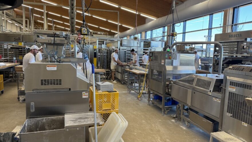 2026 03 13 Baeckerei 07 - Am 13. März 2026 unternahm der Frauenbund Tutzing einen Ausflug nach Pähl, um die neue Produktionshalle der Bäckerei Kasprowicz zu besichtigen. Die Führung übernahm Andreas Eggert aus der Verwaltung, der früher selbst in der Produktion tätig war und heute mit großer Begeisterung Besuchergruppen durch den Betrieb führt. Er berichtete über die Entwicklung des Familienunternehmens, das vor rund 50 Jahren von Fritz Kasprowicz und seinem Sohn Julian in Inning gegründet wurde, später in Kerschlach ansässig war und seit 2004 in Pähl produziert. Die moderne Produktionshalle erleichtert viele Arbeitsabläufe und hilft, das körperlich anspruchsvolle Bäckerhandwerk für die Mitarbeiter angenehmer zu gestalten.