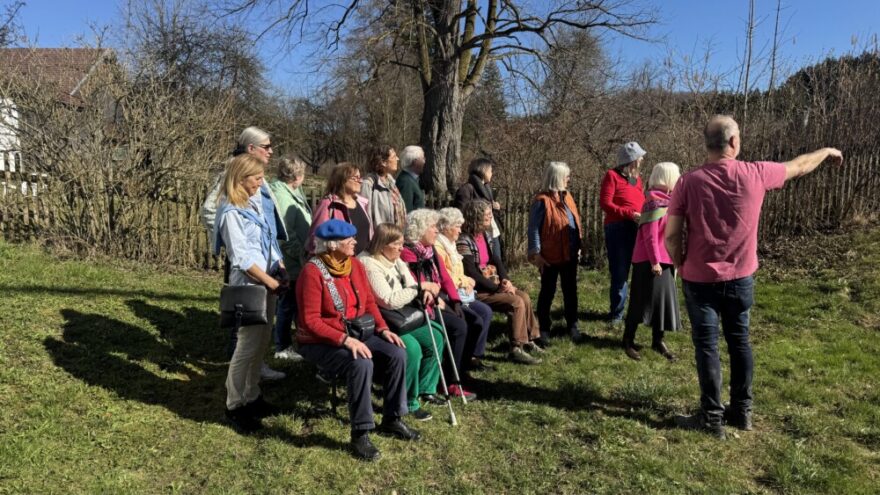 2026 03 13 Muehle 01 - Am 13. März 2026 unternahm der Frauenbund Tutzing einen Ausflug nach Pähl, um die neue Produktionshalle der Bäckerei Kasprowicz zu besichtigen. Die Führung übernahm Andreas Eggert aus der Verwaltung, der früher selbst in der Produktion tätig war und heute mit großer Begeisterung Besuchergruppen durch den Betrieb führt. Er berichtete über die Entwicklung des Familienunternehmens, das vor rund 50 Jahren von Fritz Kasprowicz und seinem Sohn Julian in Inning gegründet wurde, später in Kerschlach ansässig war und seit 2004 in Pähl produziert. Die moderne Produktionshalle erleichtert viele Arbeitsabläufe und hilft, das körperlich anspruchsvolle Bäckerhandwerk für die Mitarbeiter angenehmer zu gestalten.