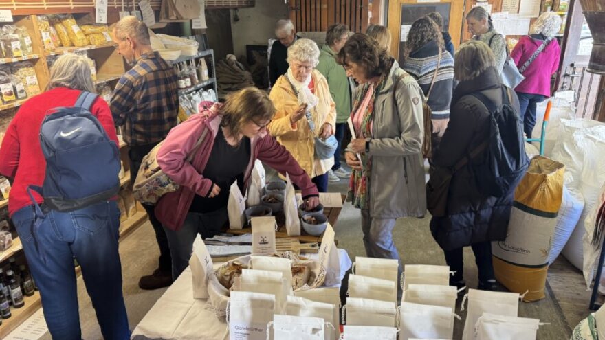 2026 03 13 Muehle 02 - Am 13. März 2026 unternahm der Frauenbund Tutzing einen Ausflug nach Pähl, um die neue Produktionshalle der Bäckerei Kasprowicz zu besichtigen. Die Führung übernahm Andreas Eggert aus der Verwaltung, der früher selbst in der Produktion tätig war und heute mit großer Begeisterung Besuchergruppen durch den Betrieb führt. Er berichtete über die Entwicklung des Familienunternehmens, das vor rund 50 Jahren von Fritz Kasprowicz und seinem Sohn Julian in Inning gegründet wurde, später in Kerschlach ansässig war und seit 2004 in Pähl produziert. Die moderne Produktionshalle erleichtert viele Arbeitsabläufe und hilft, das körperlich anspruchsvolle Bäckerhandwerk für die Mitarbeiter angenehmer zu gestalten.