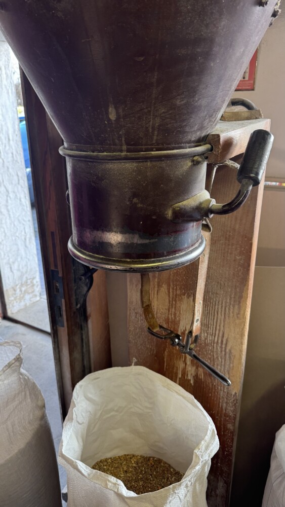 2026 03 13 Muehle 03 - Am 13. März 2026 unternahm der Frauenbund Tutzing einen Ausflug nach Pähl, um die neue Produktionshalle der Bäckerei Kasprowicz zu besichtigen. Die Führung übernahm Andreas Eggert aus der Verwaltung, der früher selbst in der Produktion tätig war und heute mit großer Begeisterung Besuchergruppen durch den Betrieb führt. Er berichtete über die Entwicklung des Familienunternehmens, das vor rund 50 Jahren von Fritz Kasprowicz und seinem Sohn Julian in Inning gegründet wurde, später in Kerschlach ansässig war und seit 2004 in Pähl produziert. Die moderne Produktionshalle erleichtert viele Arbeitsabläufe und hilft, das körperlich anspruchsvolle Bäckerhandwerk für die Mitarbeiter angenehmer zu gestalten.