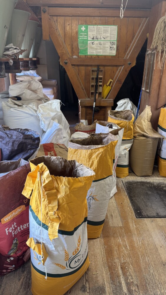 2026 03 13 Muehle 05 - Am 13. März 2026 unternahm der Frauenbund Tutzing einen Ausflug nach Pähl, um die neue Produktionshalle der Bäckerei Kasprowicz zu besichtigen. Die Führung übernahm Andreas Eggert aus der Verwaltung, der früher selbst in der Produktion tätig war und heute mit großer Begeisterung Besuchergruppen durch den Betrieb führt. Er berichtete über die Entwicklung des Familienunternehmens, das vor rund 50 Jahren von Fritz Kasprowicz und seinem Sohn Julian in Inning gegründet wurde, später in Kerschlach ansässig war und seit 2004 in Pähl produziert. Die moderne Produktionshalle erleichtert viele Arbeitsabläufe und hilft, das körperlich anspruchsvolle Bäckerhandwerk für die Mitarbeiter angenehmer zu gestalten.