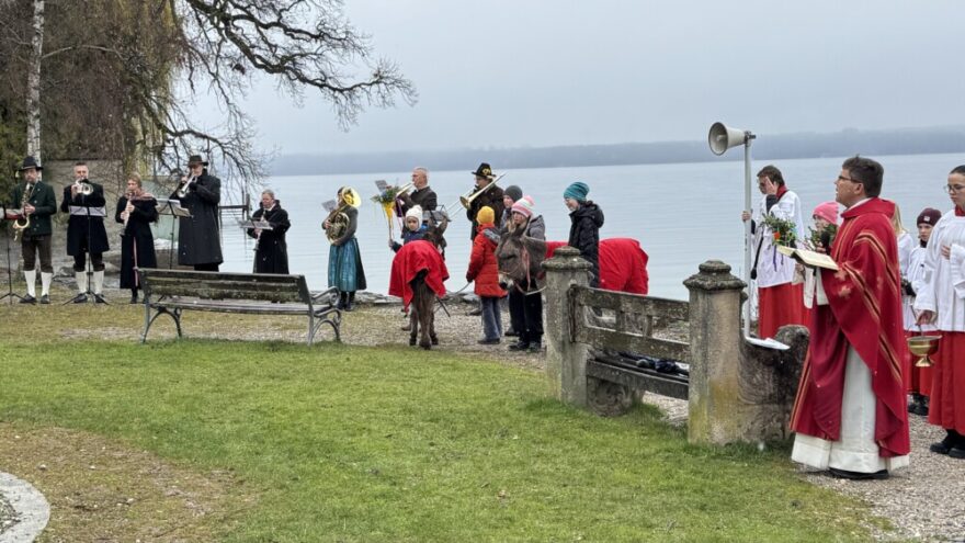 2026 03 29 Palmsonntag8 - Die Karwoche wurde in der Pfarrei auch in diesem Jahr als besonders dichte und bewegende Zeit erlebt. Den Auftakt bildete der Palmsonntag, an dem Pfarrer Peter Seidel die unspektakuläre Ankunft Jesu in Jerusalem in den Mittelpunkt stellte: auf einem Esel, leise, nahbar und ohne Prunk. Die anfängliche Begeisterung der Menschen verflog schnell – ein Bild dafür, wie auch unser eigener Glaube manchmal schwankt. Dennoch, so die Botschaft, kommt Jesus zu uns, begleitet uns und bleibt an unserer Seite – auch in Unsicherheit und Zweifel.