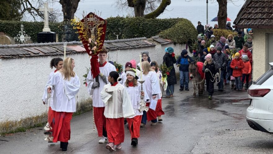 2026 03 29 Palmsonntag9 - Die Karwoche wurde in der Pfarrei auch in diesem Jahr als besonders dichte und bewegende Zeit erlebt. Den Auftakt bildete der Palmsonntag, an dem Pfarrer Peter Seidel die unspektakuläre Ankunft Jesu in Jerusalem in den Mittelpunkt stellte: auf einem Esel, leise, nahbar und ohne Prunk. Die anfängliche Begeisterung der Menschen verflog schnell – ein Bild dafür, wie auch unser eigener Glaube manchmal schwankt. Dennoch, so die Botschaft, kommt Jesus zu uns, begleitet uns und bleibt an unserer Seite – auch in Unsicherheit und Zweifel.